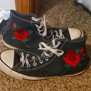 Size 9 men's converse with rose
